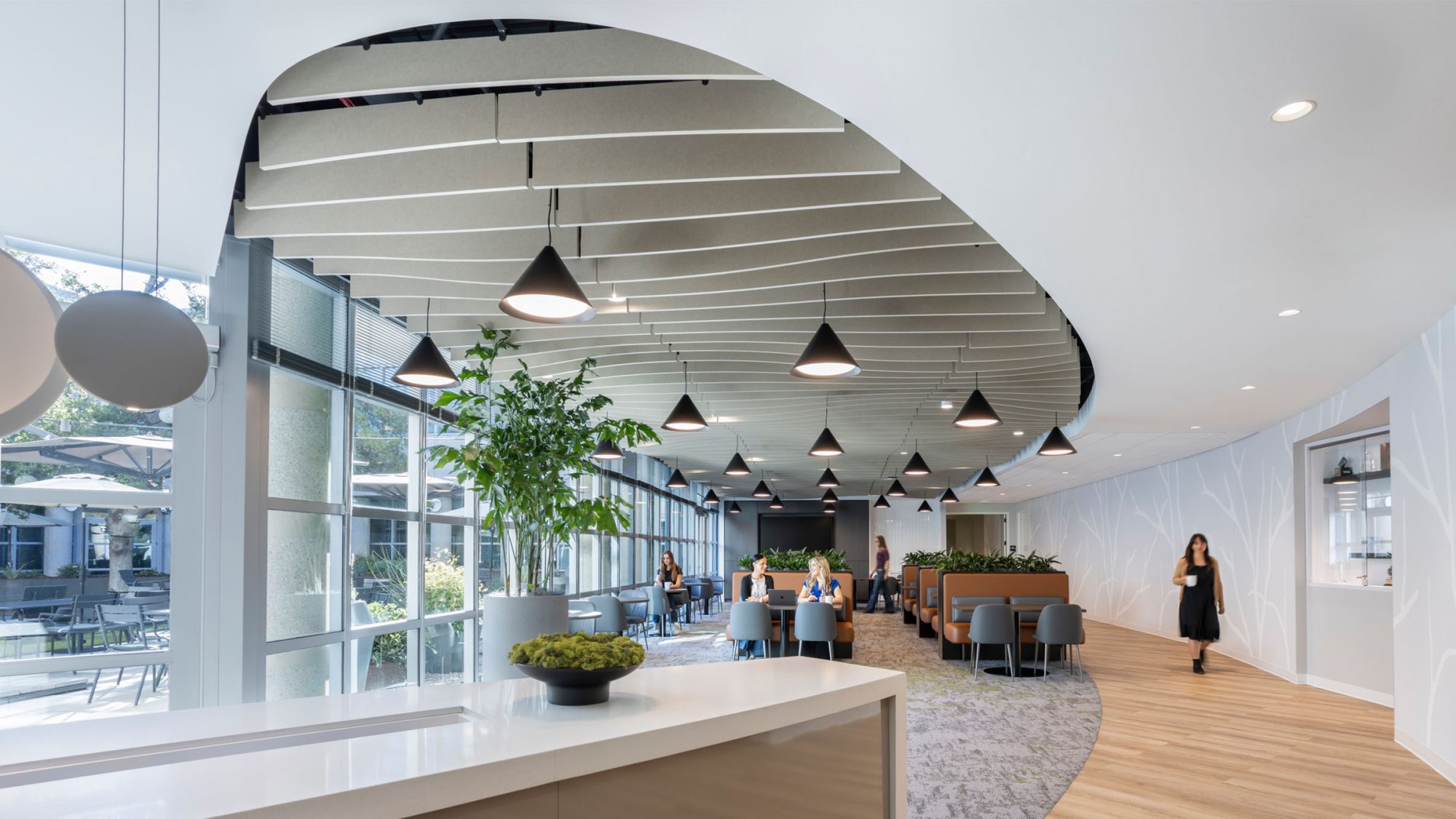 mmoser-wilson-sonsini-palo-alto-workplace-interior-open-space-people-walking