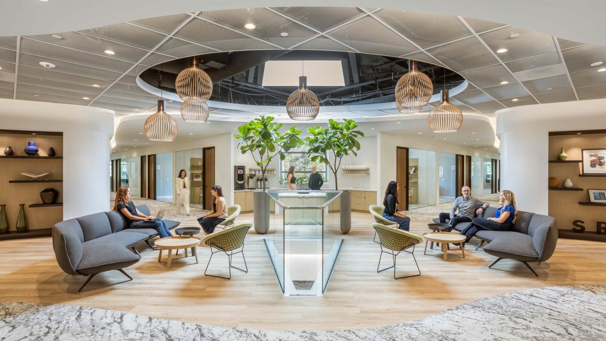 mmoser-wilson-sonsini-palo-alto-workplace-interior-skylight-lounge-employees-talking
