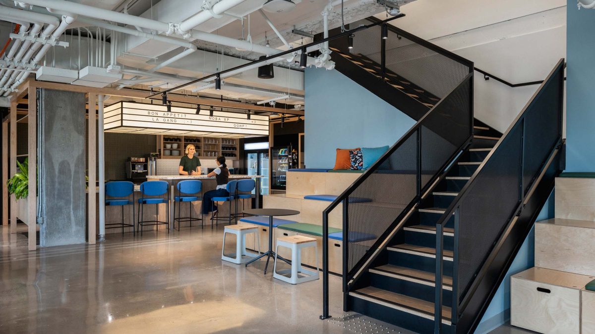 mmoser-confidential-client-montreal-workplace-interior-cafe-design-two-people-talking