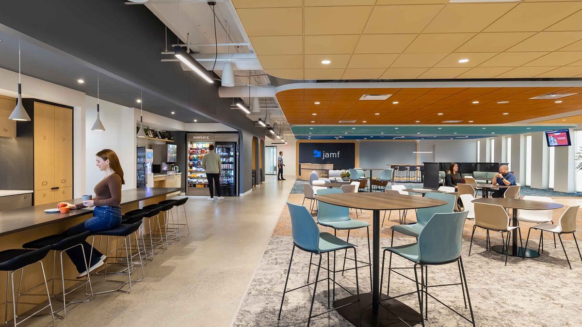 mmoser-jamf-software-minneapolis-workplace-design-interior-pantry-people-having-lunch