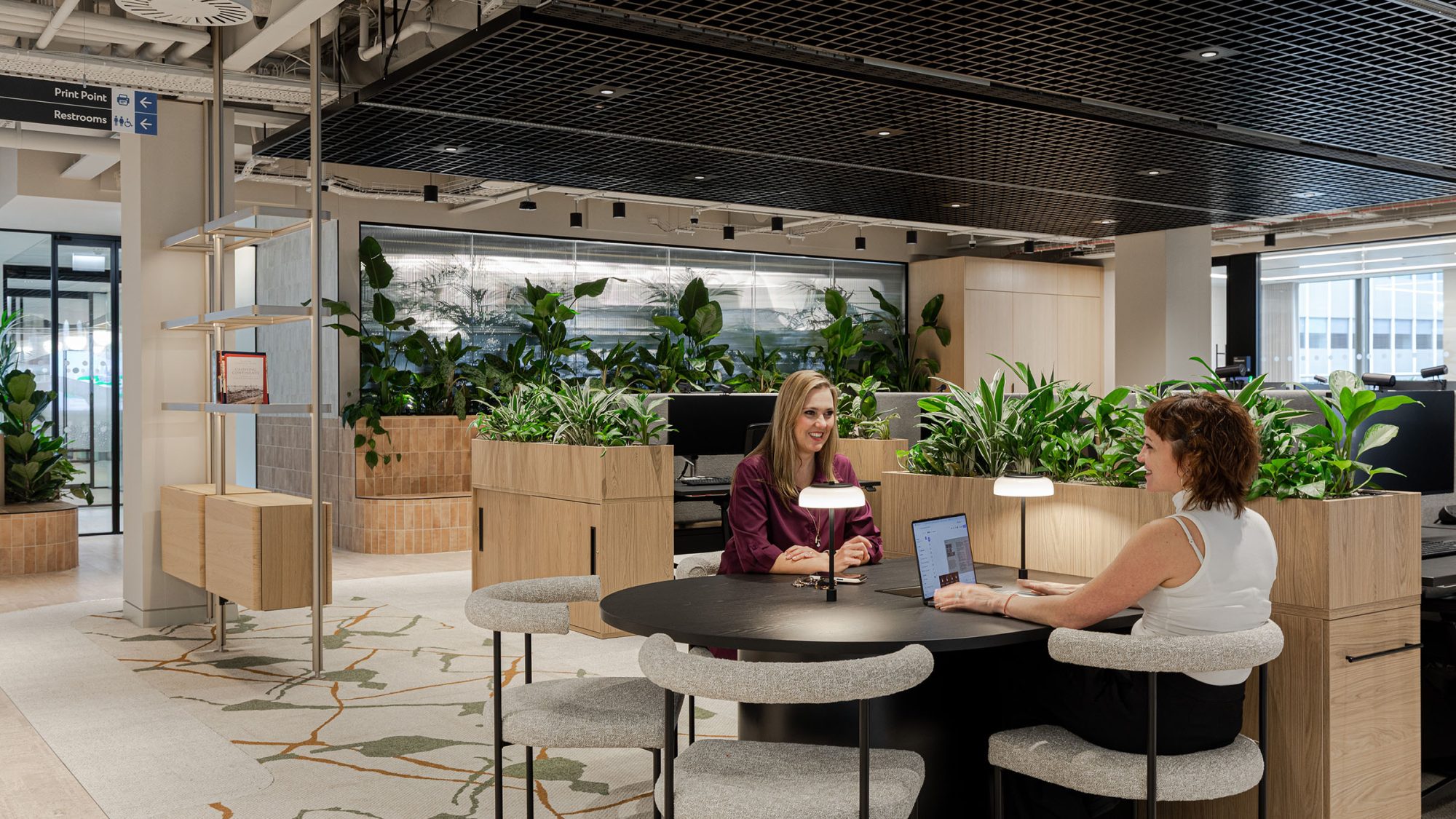 two-people-collaborating-at-standard-chartered-london-headquarters