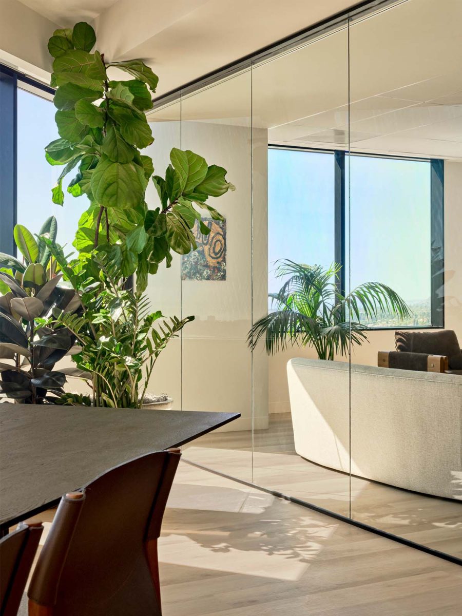 mmoser-upfront-ventures-los-angeles-workplace-interior-design-boardroom-glass-partition