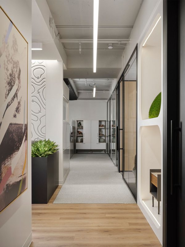 mmoser-working-spaces-denver-workplace-showroom-interior-hallway