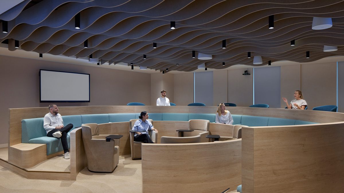 campfire-style-boardroom-set-up-at-expo-city-dubai-office